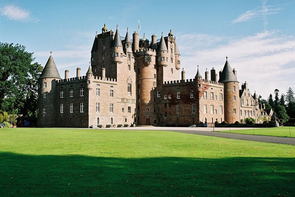 Glamis_Castle_(1)